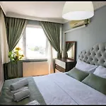 2Br - 1Lr Seaview Family Flat 10 Min Walk To Center